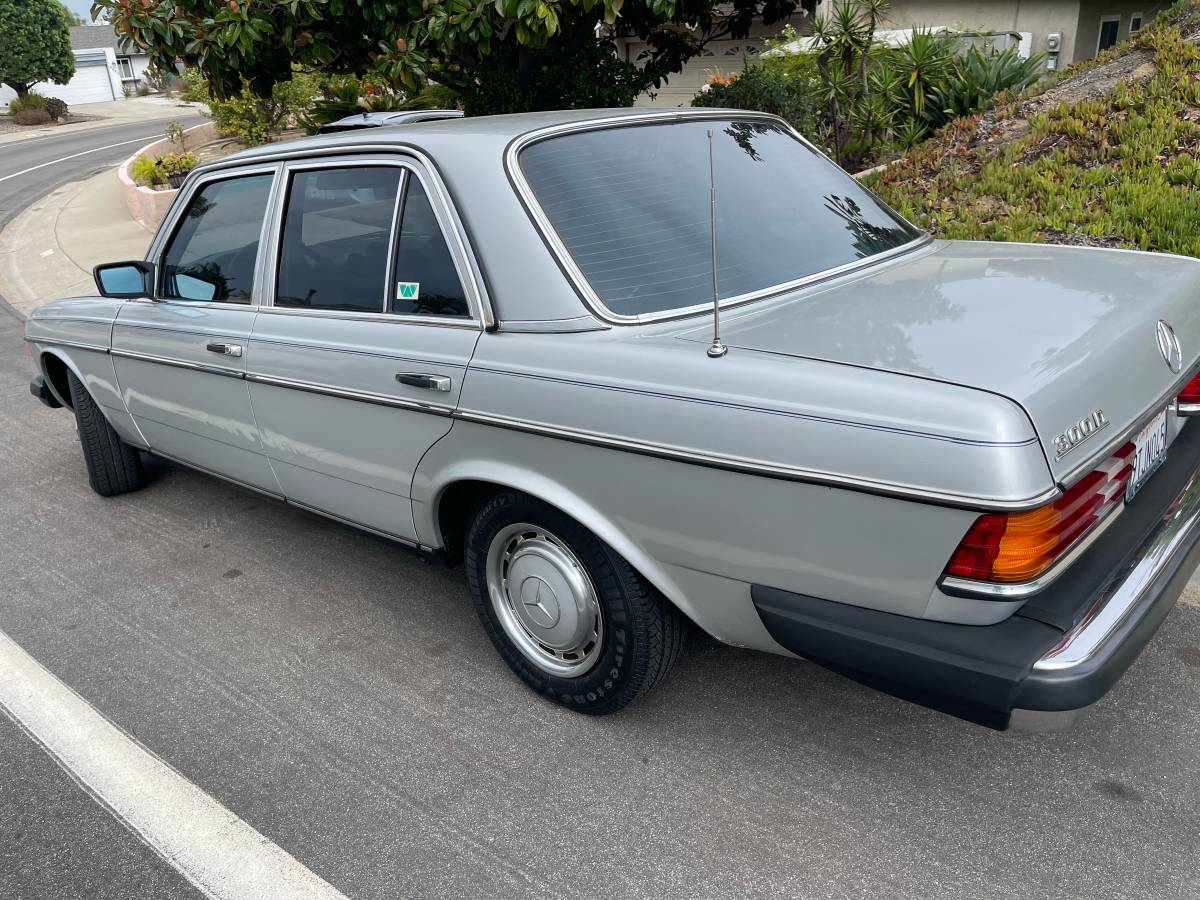 Mercedes-benz-300d-diesel-1977-silver-7