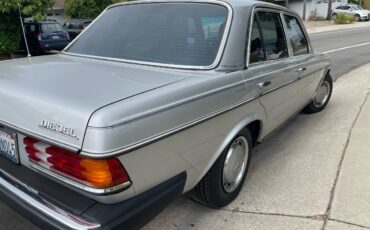Mercedes-benz-300d-diesel-1977-silver-8