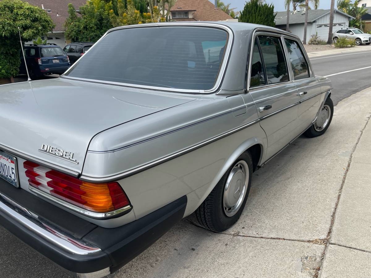 Mercedes-benz-300d-diesel-1977-silver-8