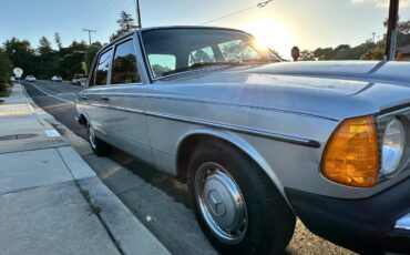 Mercedes-benz-300d-diesel-1977-silver-9