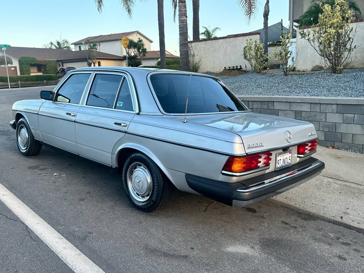 Mercedes-benz-300d-diesel-1977-silver