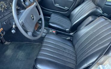 Mercedes-benz-300d-diesel-1979-5