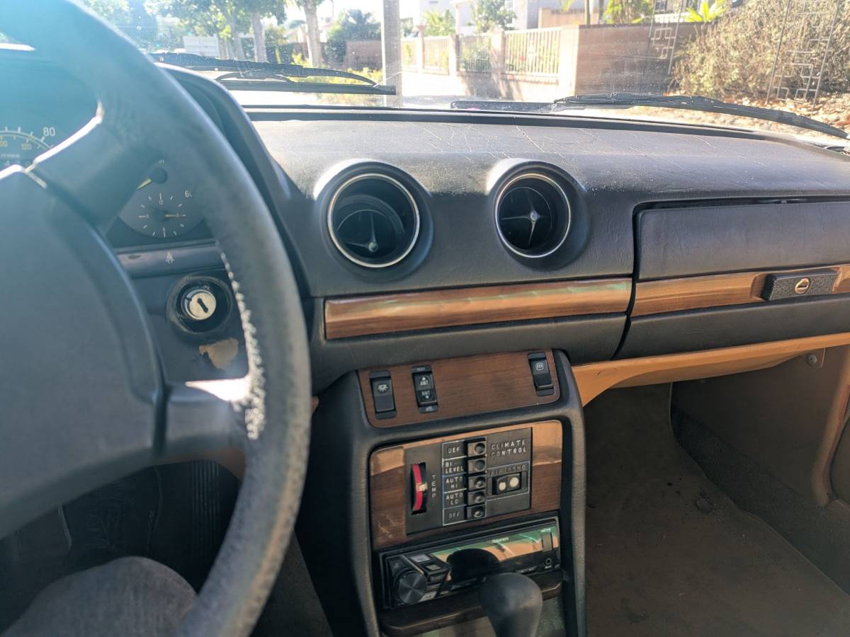 Mercedes-benz-300d-diesel-1980-orange-13