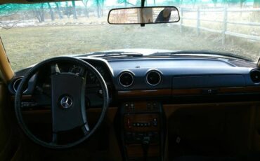 Mercedes-benz-300d-diesel-1982-white-4