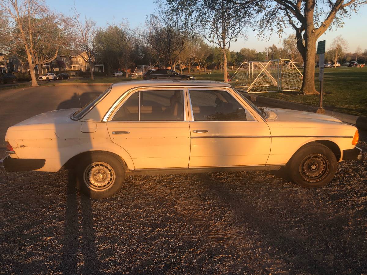 Mercedes-benz-300d-diesel-1982-yellow-2