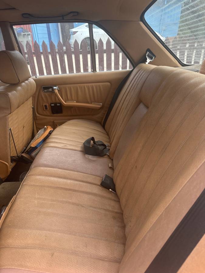 Mercedes-benz-300d-diesel-1982-yellow-3