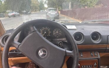 Mercedes-benz-300d-diesel-1982-yellow-4