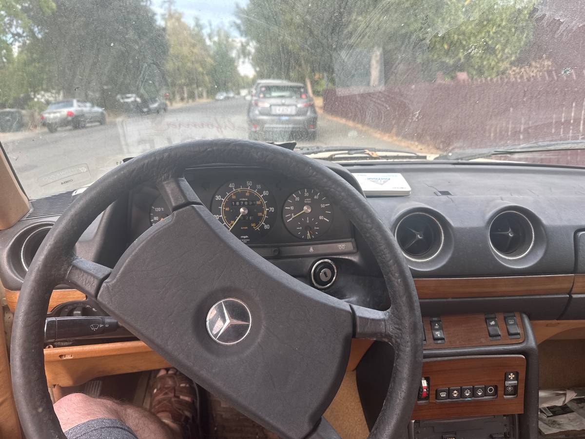 Mercedes-benz-300d-diesel-1982-yellow-4