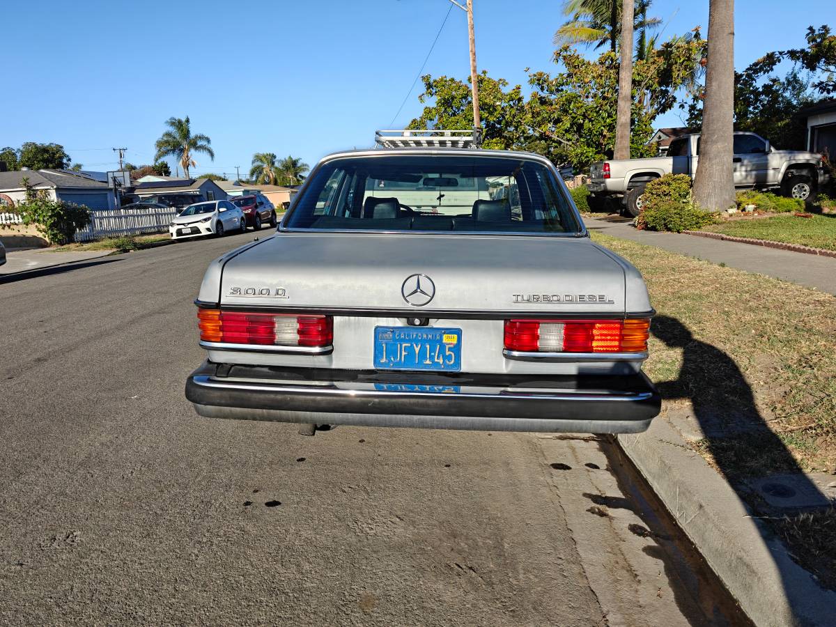 Mercedes-benz-300d-diesel-1983-grey-1
