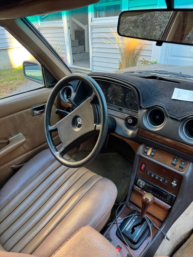 Mercedes-benz-300d-diesel-1983-grey-2