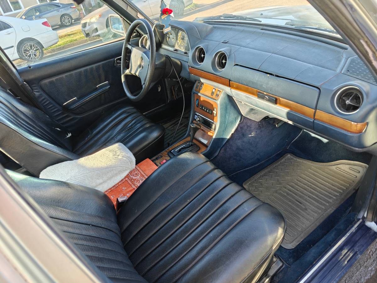 Mercedes-benz-300d-diesel-1983-grey-2