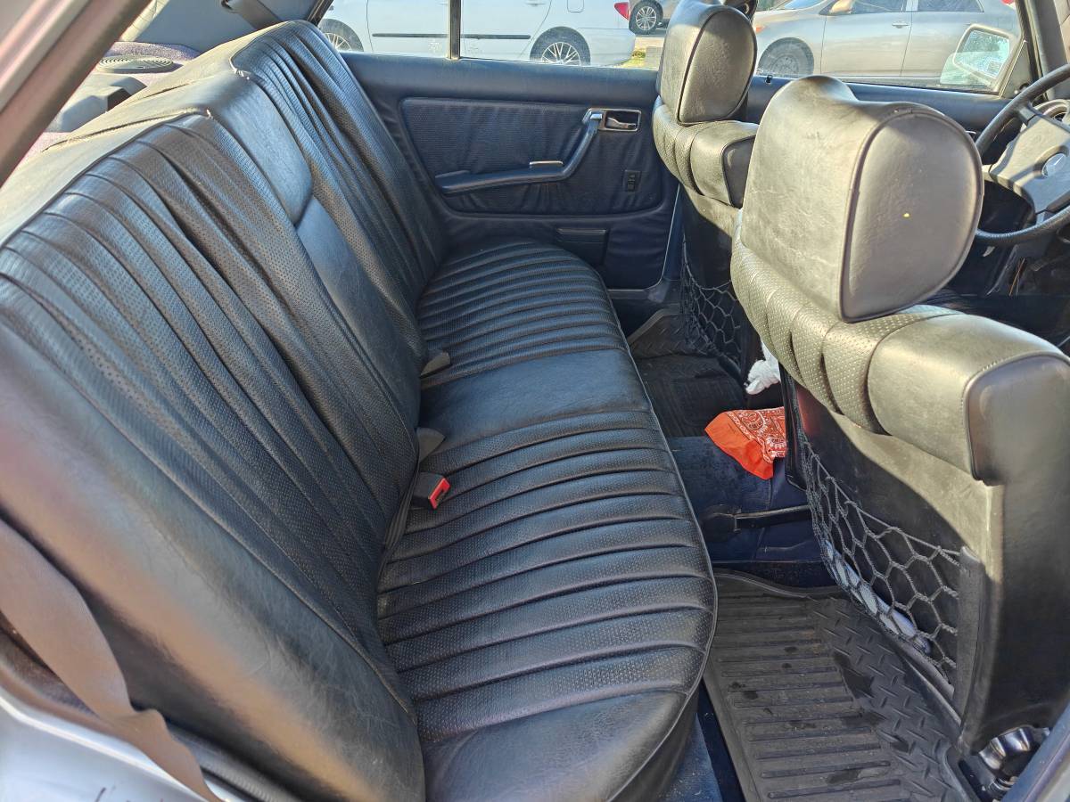 Mercedes-benz-300d-diesel-1983-grey-3