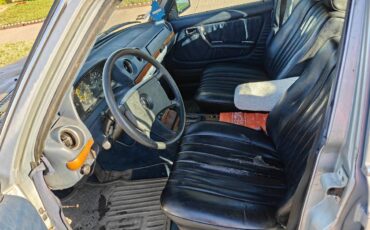 Mercedes-benz-300d-diesel-1983-grey-4