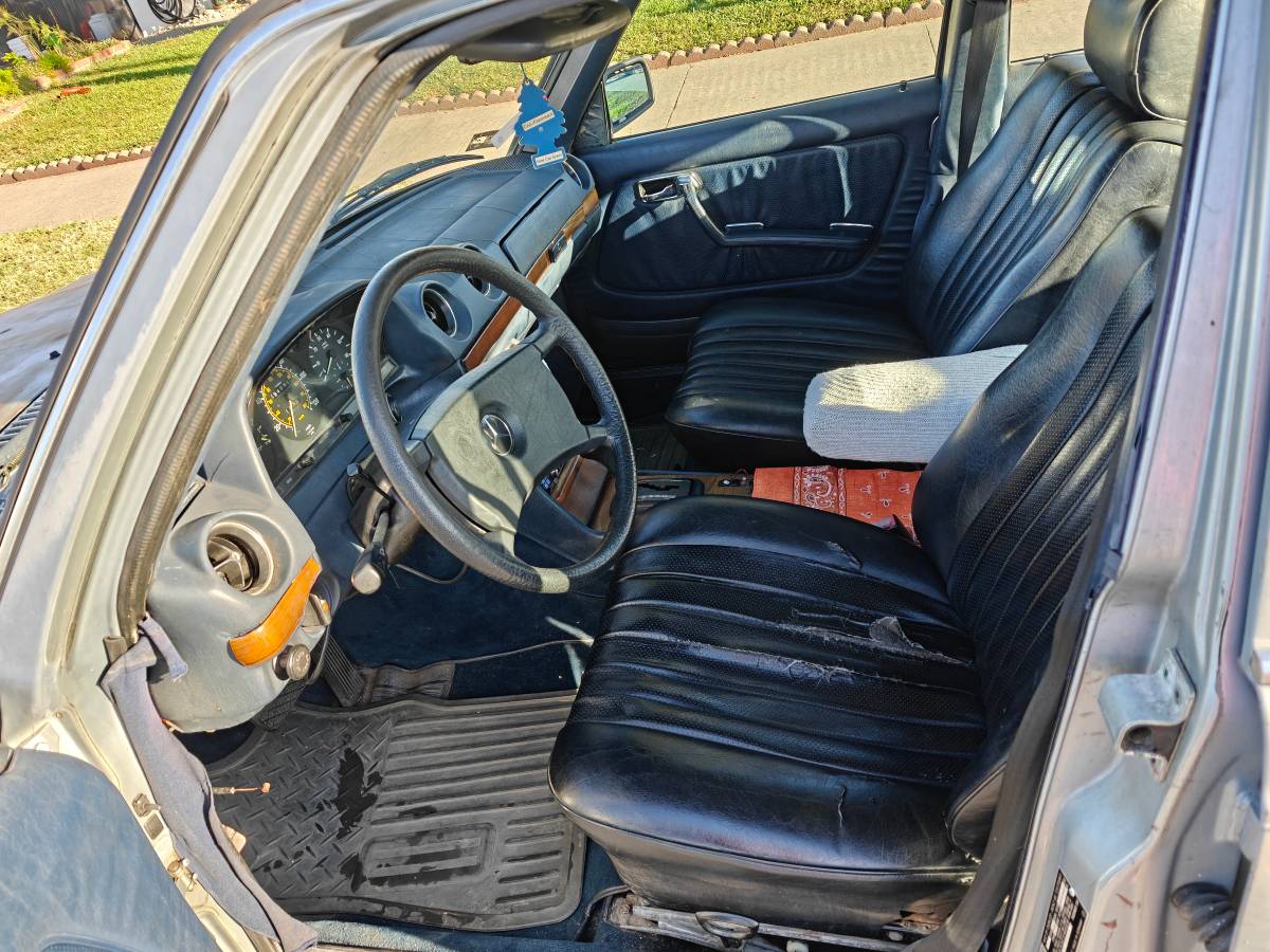 Mercedes-benz-300d-diesel-1983-grey-4