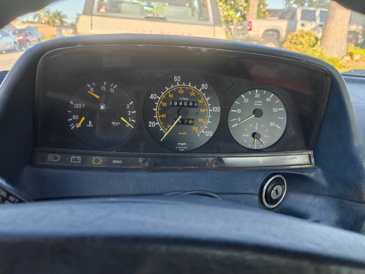 Mercedes-benz-300d-diesel-1983-grey-5