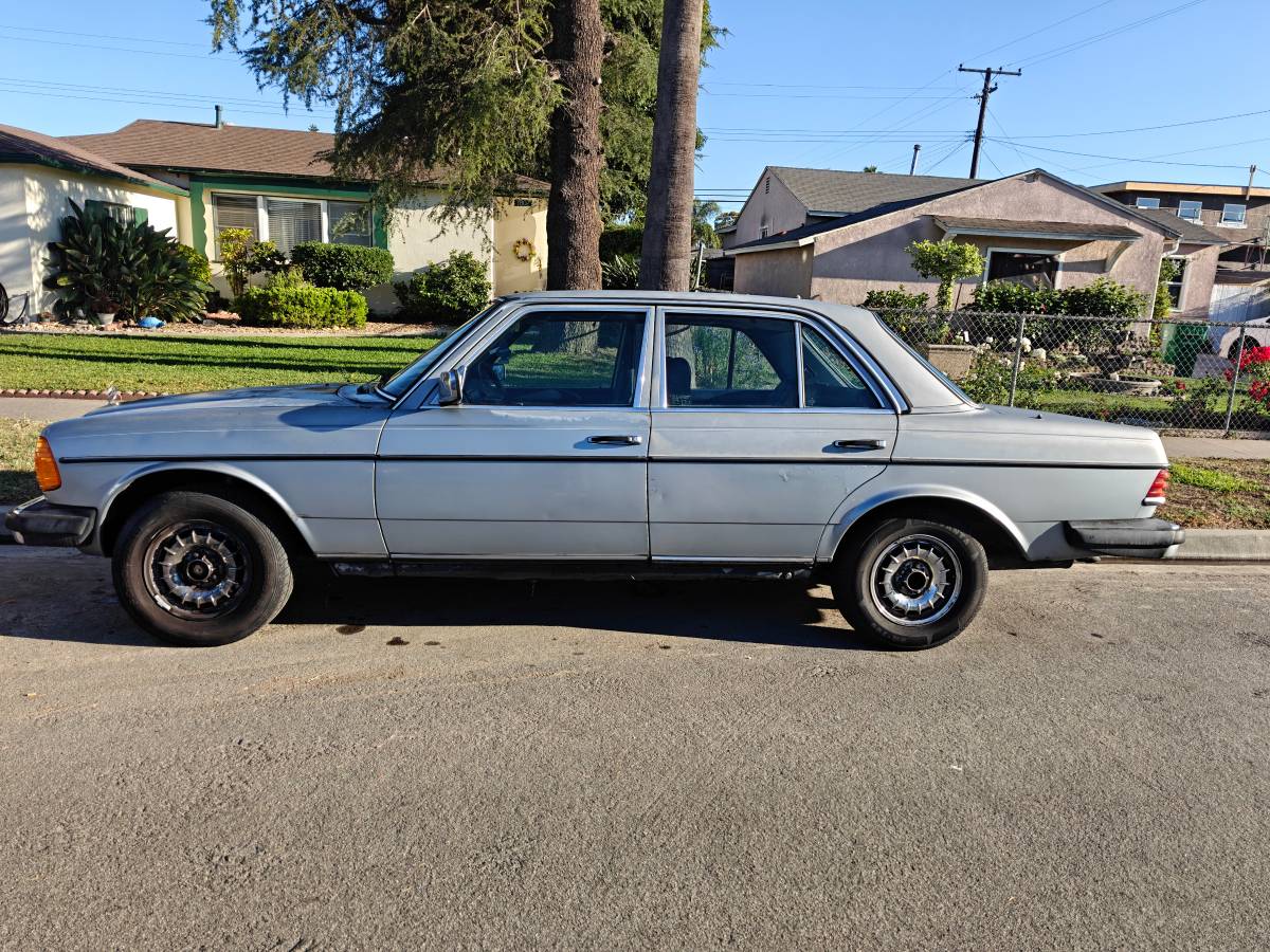 Mercedes-benz-300d-diesel-1983-grey-6