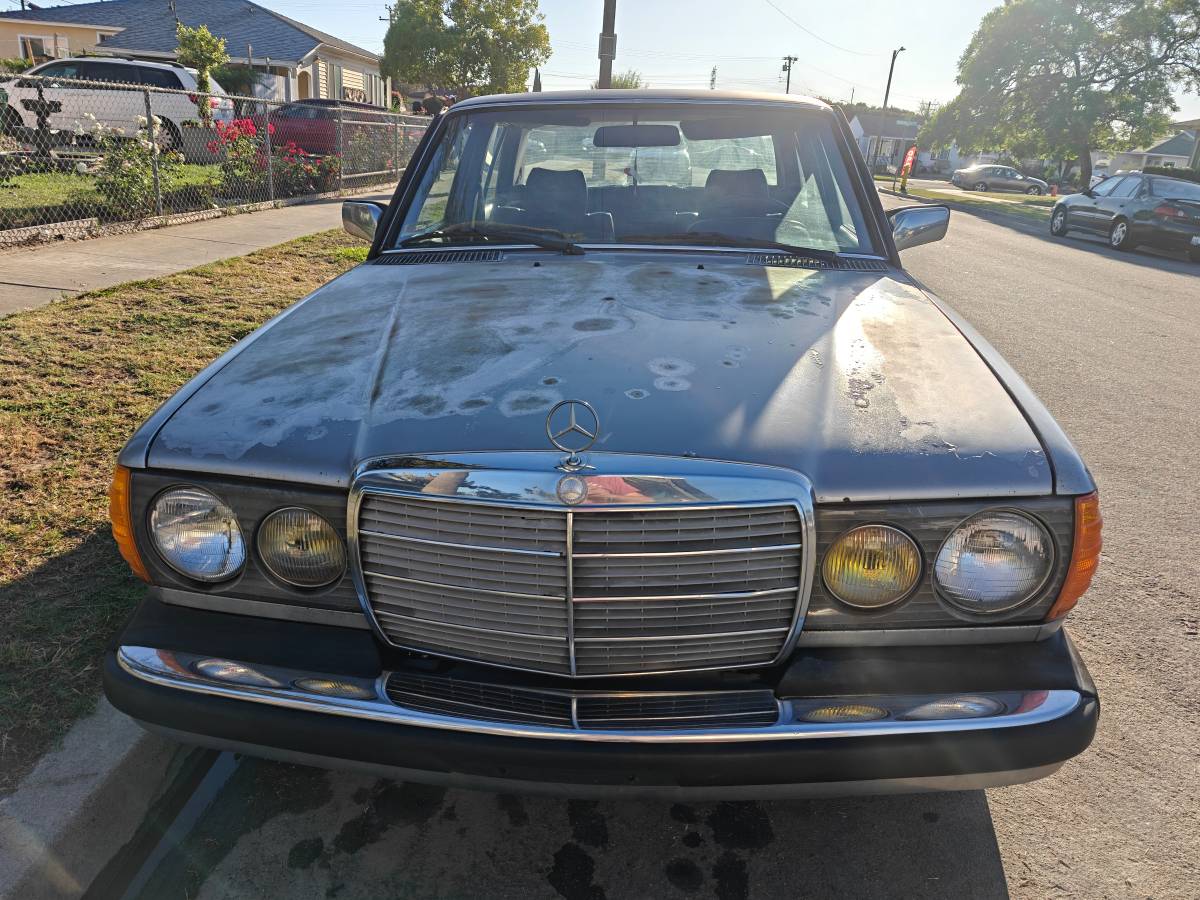 Mercedes-benz-300d-diesel-1983-grey-7