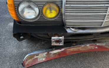 Mercedes-benz-300d-diesel-1983-grey-9