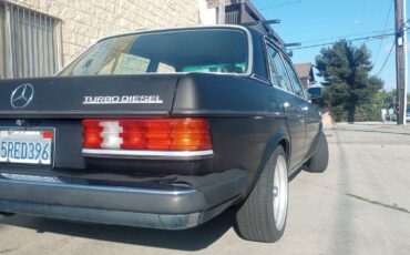 Mercedes-benz-300d-turbo-diesel-1984-black-10