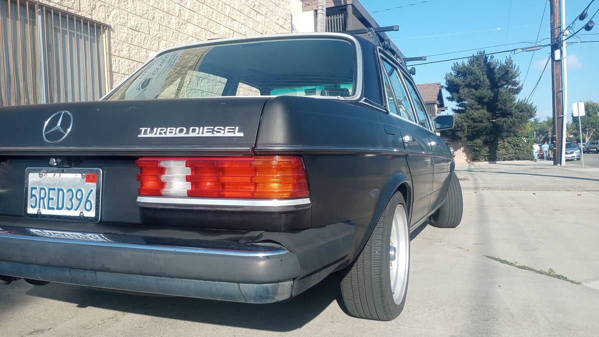 Mercedes-benz-300d-turbo-diesel-1984-black-10