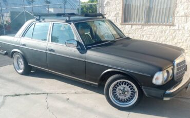 Mercedes-benz-300d-turbo-diesel-1984-black-11
