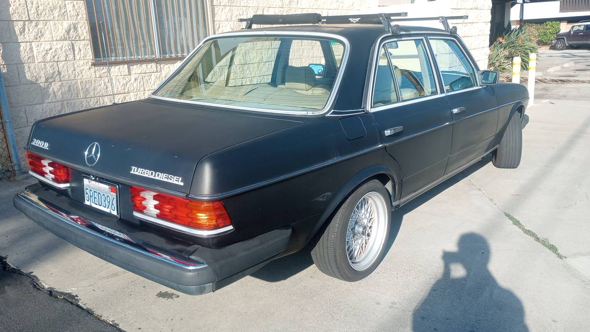 Mercedes-benz-300d-turbo-diesel-1984-black-12