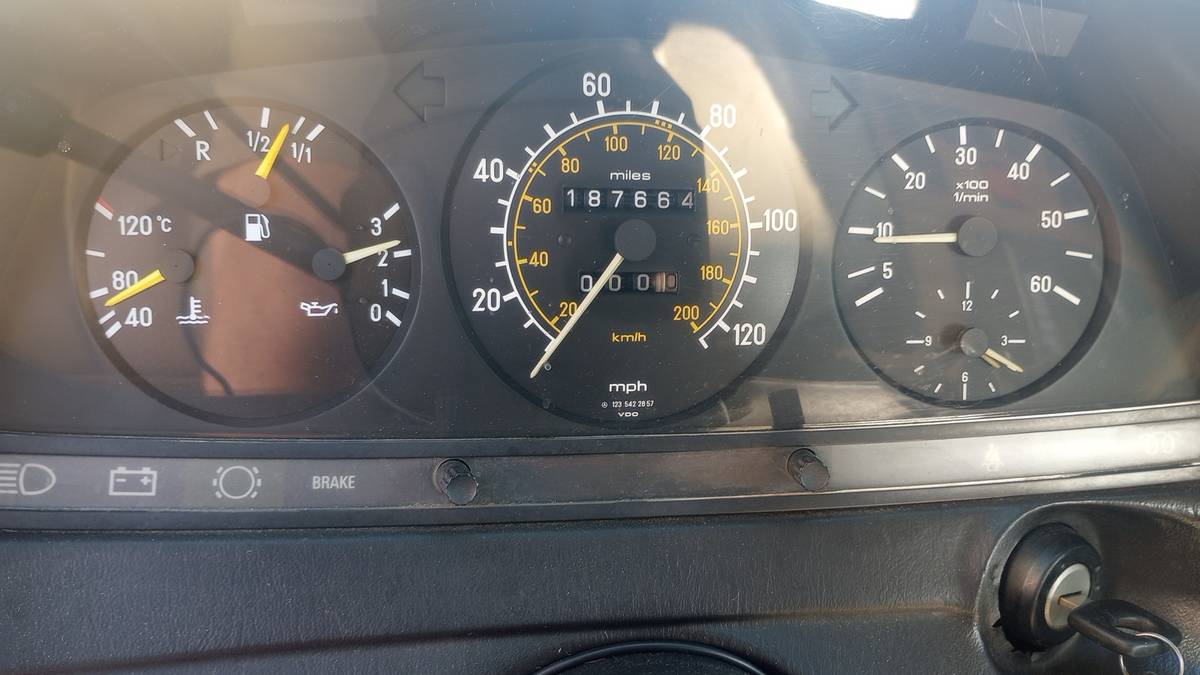 Mercedes-benz-300d-turbo-diesel-1984-black-3
