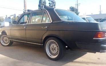 Mercedes-benz-300d-turbo-diesel-1984-black-9