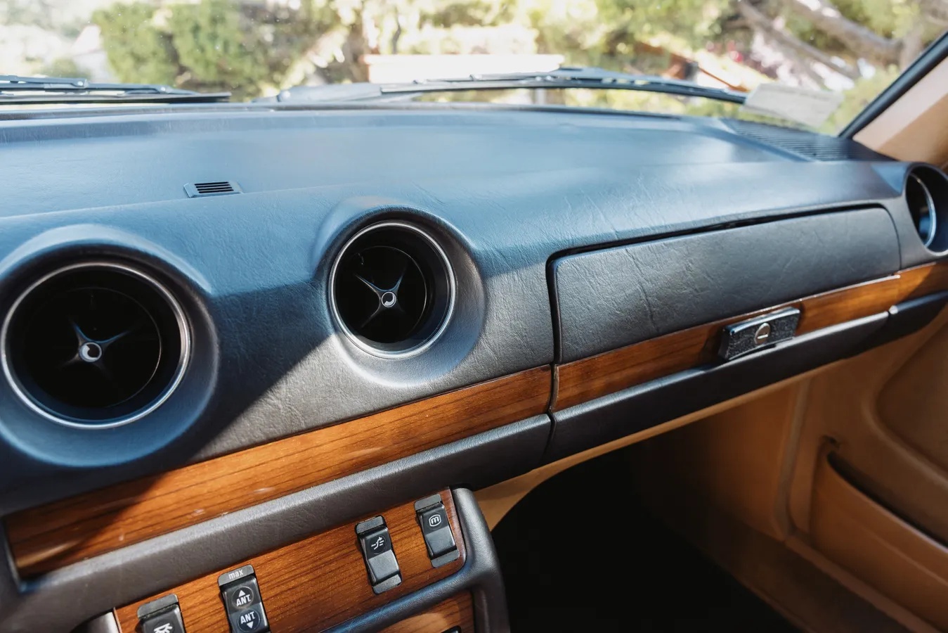 Mercedes-benz-300dt-1981-Light-Ivory-Palomino-Leather-11