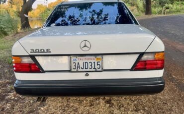 Mercedes-benz-300e-1986-white-2