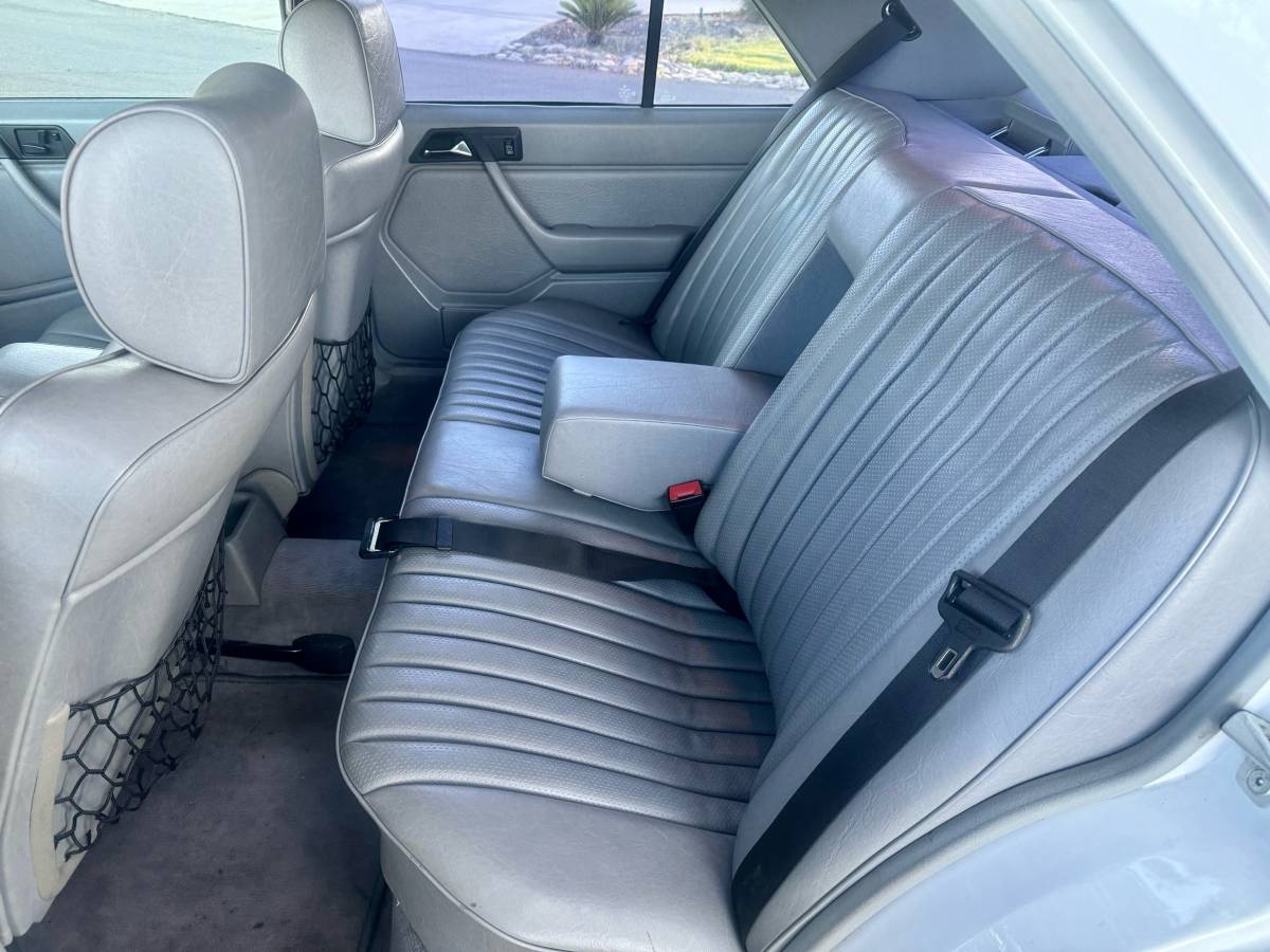 Mercedes-benz-300e-1986-white-21
