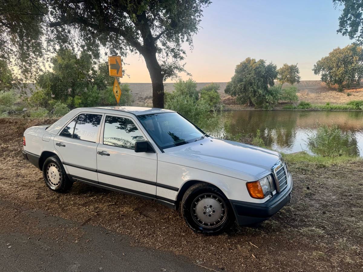 Mercedes-benz-300e-1986-white-25