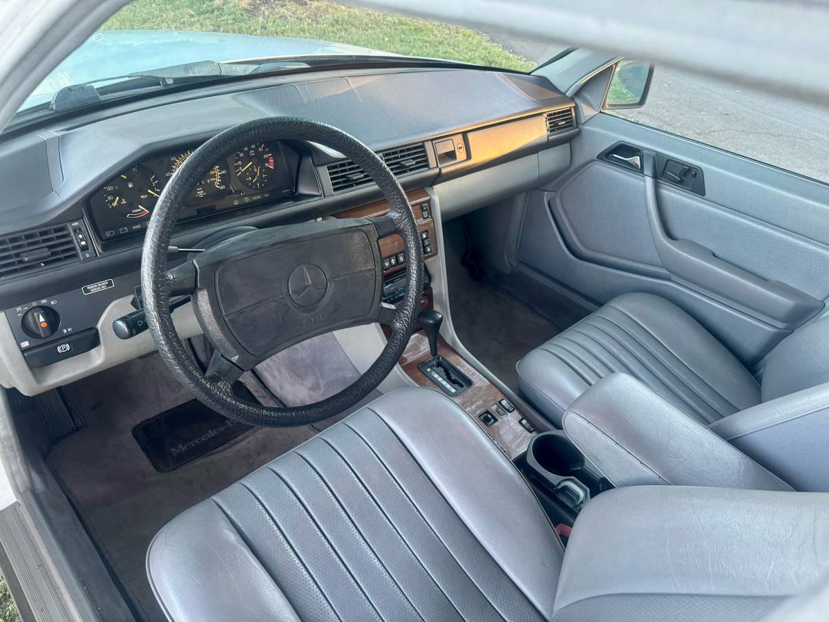 Mercedes-benz-300e-1986-white-26