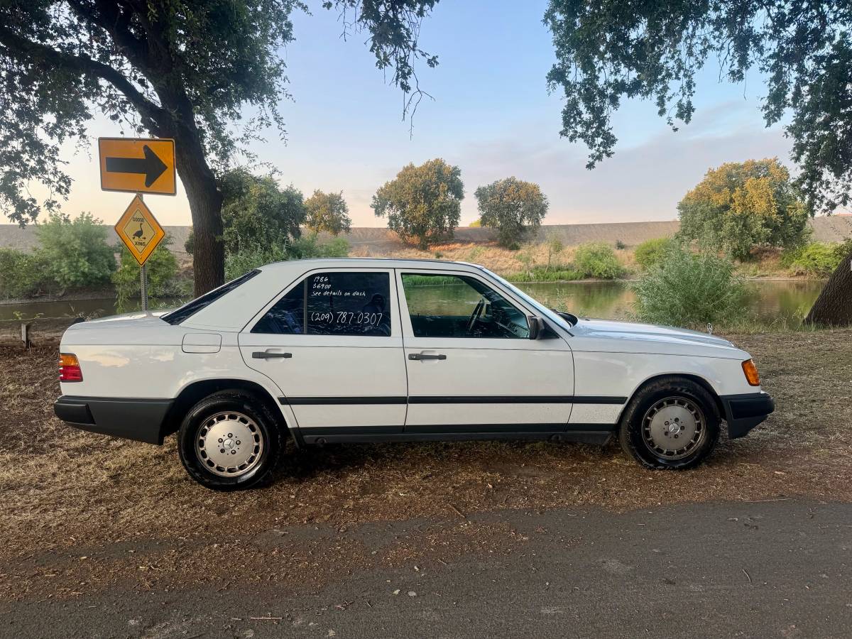 Mercedes-benz-300e-1986-white-28