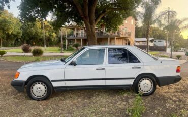 Mercedes-benz-300e-1986-white-29