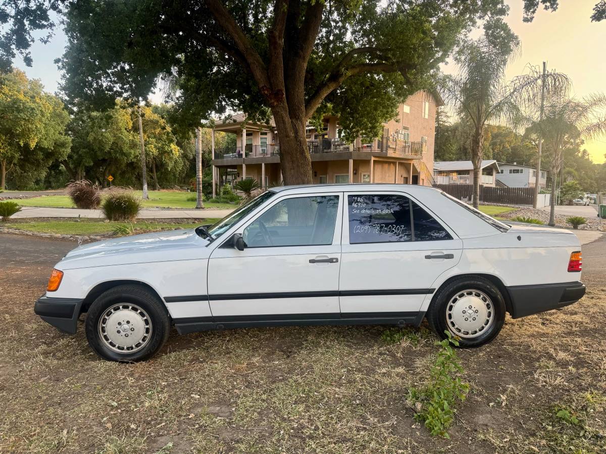 Mercedes-benz-300e-1986-white-29