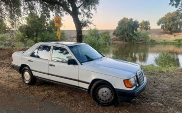 Mercedes-benz-300e-1986-white-3