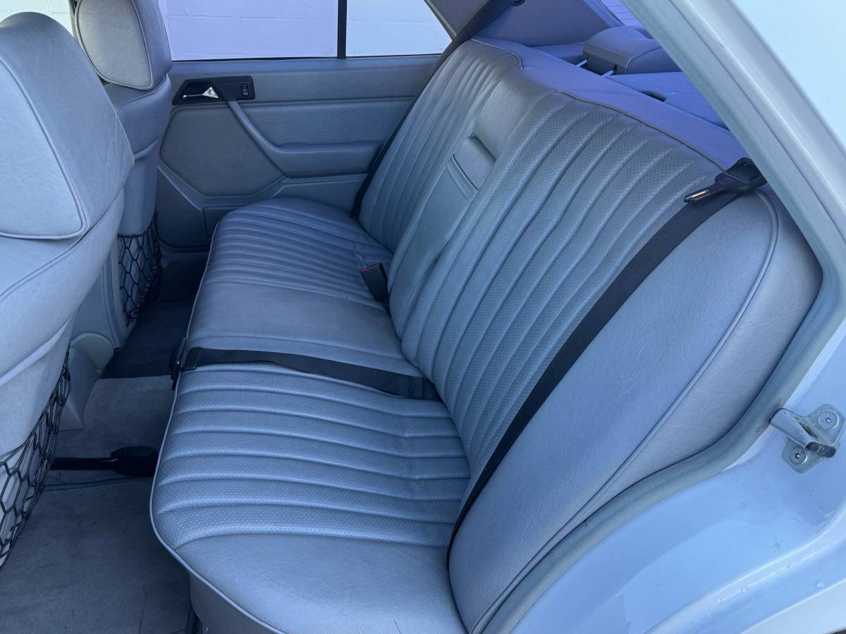 Mercedes-benz-300e-1986-white-31