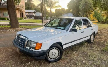 Mercedes-benz-300e-1986-white-32