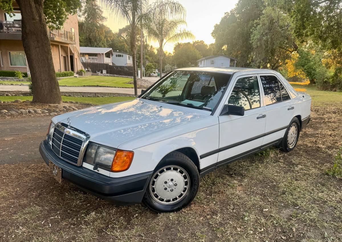 Mercedes-benz-300e-1986-white-32