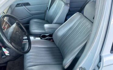Mercedes-benz-300e-1986-white-41