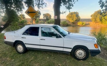 Mercedes-benz-300e-1986-white-46