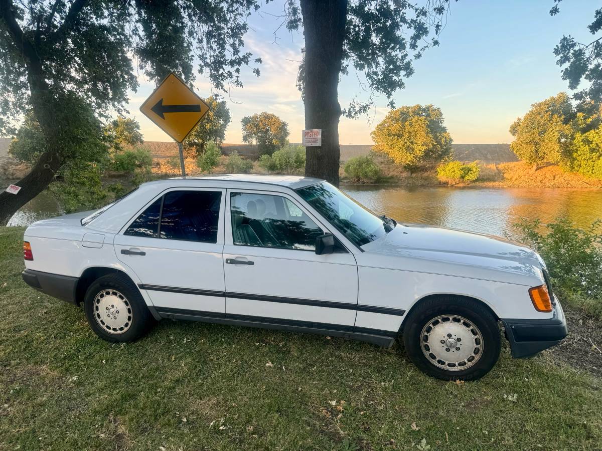 Mercedes-benz-300e-1986-white-46