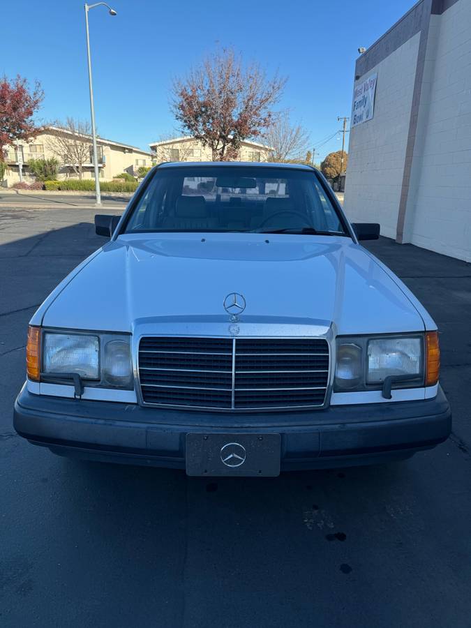 Mercedes-benz-300e-1986-white-50