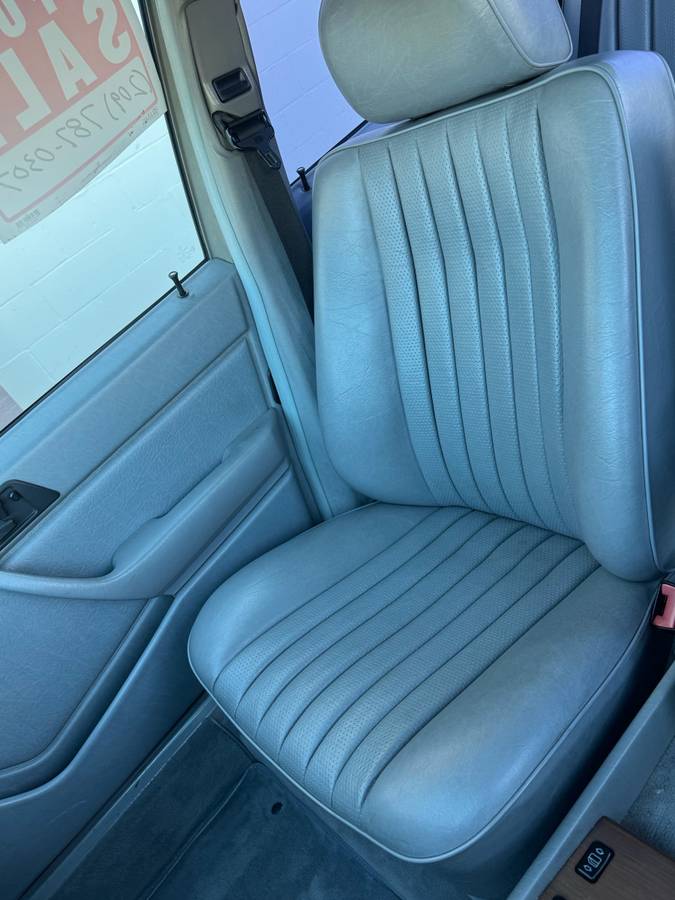 Mercedes-benz-300e-1986-white-55