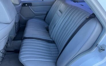 Mercedes-benz-300e-1986-white-57
