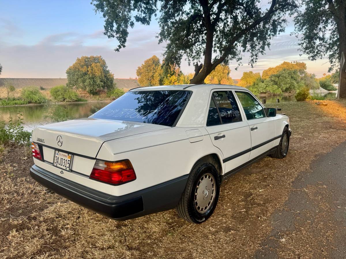 Mercedes-benz-300e-1986-white-58