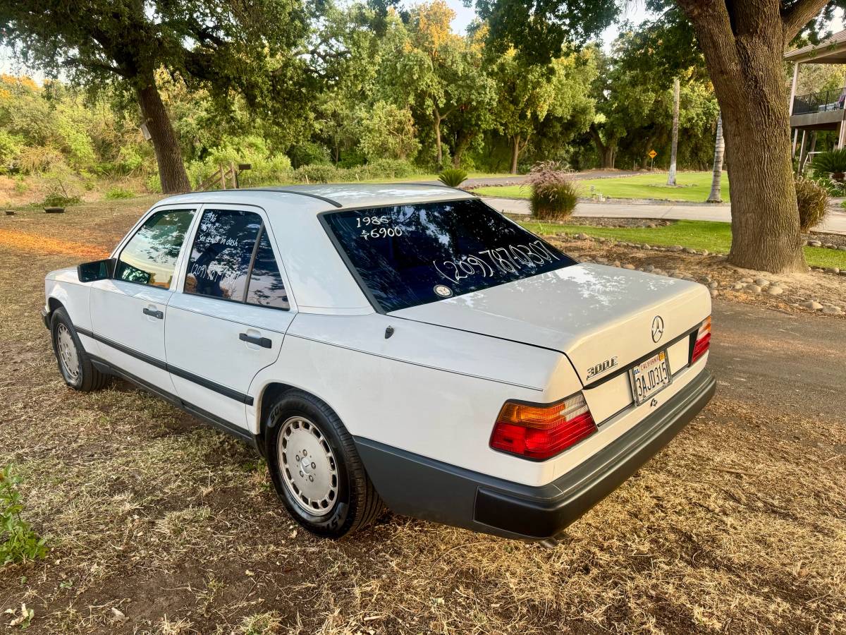 Mercedes-benz-300e-1986-white-59