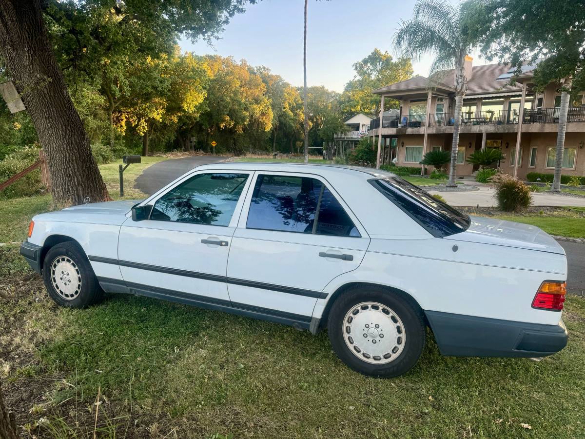Mercedes-benz-300e-1986-white-60