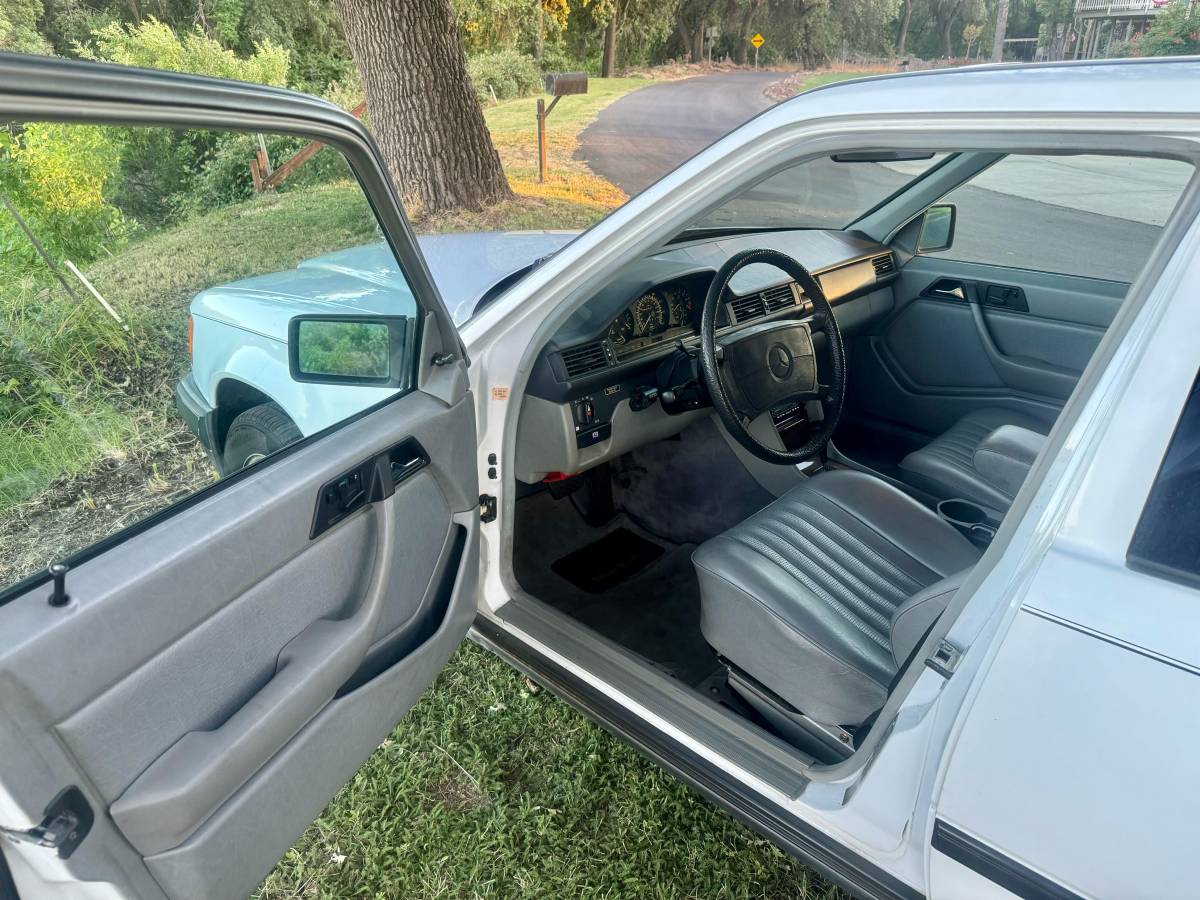 Mercedes-benz-300e-1986-white-62